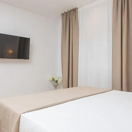 فندق مبيت وإفطار Location *