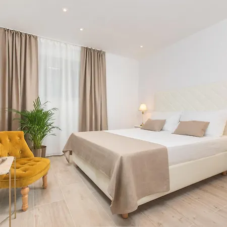 Bed & Breakfast Location Split